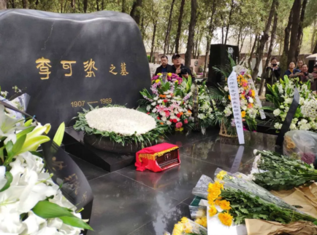鲜花环绕、肃穆庄严