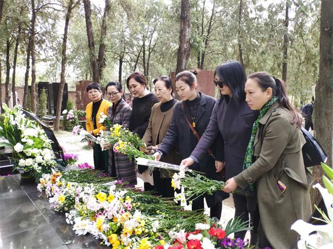 孔紫主席一行献上花束，深深三鞠躬
