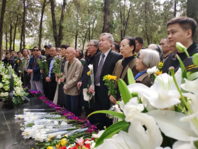 李可染的家人和各方人士祭奠李可染、邹佩珠先生