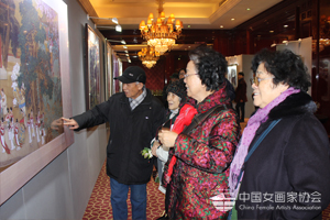 众多艺术家观展