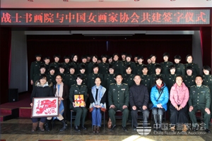 与战士合影
