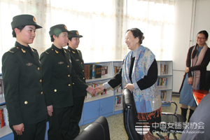 孔紫主席鼓励年轻女兵