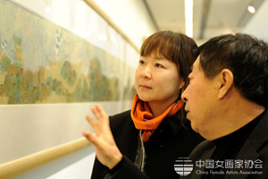 画家张译丹陪同中国美协主席刘大为参观展览